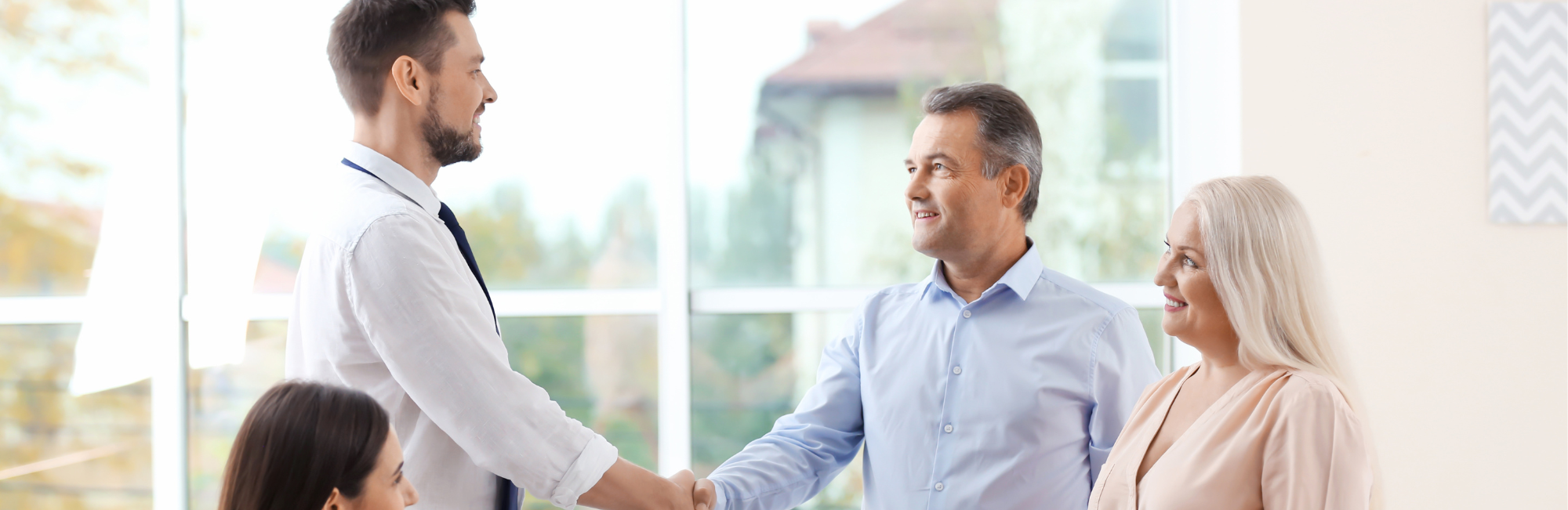 ¿Puede un inversionista contratar a familiares como empleados en un negocio E-2?